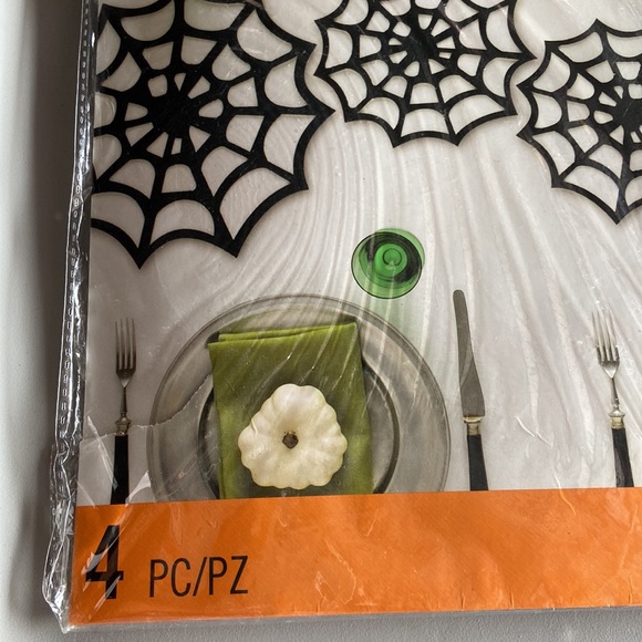 Martha Stewart CraftsSpiderweb Table Decor Set 4pcs Spooky Night - Picture 6 of 8